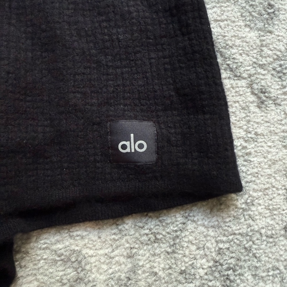 ALO Cashmere High-Waist Plush Waffle Short - Picture 5 of 7